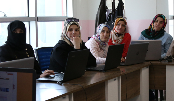 Beneficiaries participating in a computer course. Photo: UN Women/Megumi Iizuka