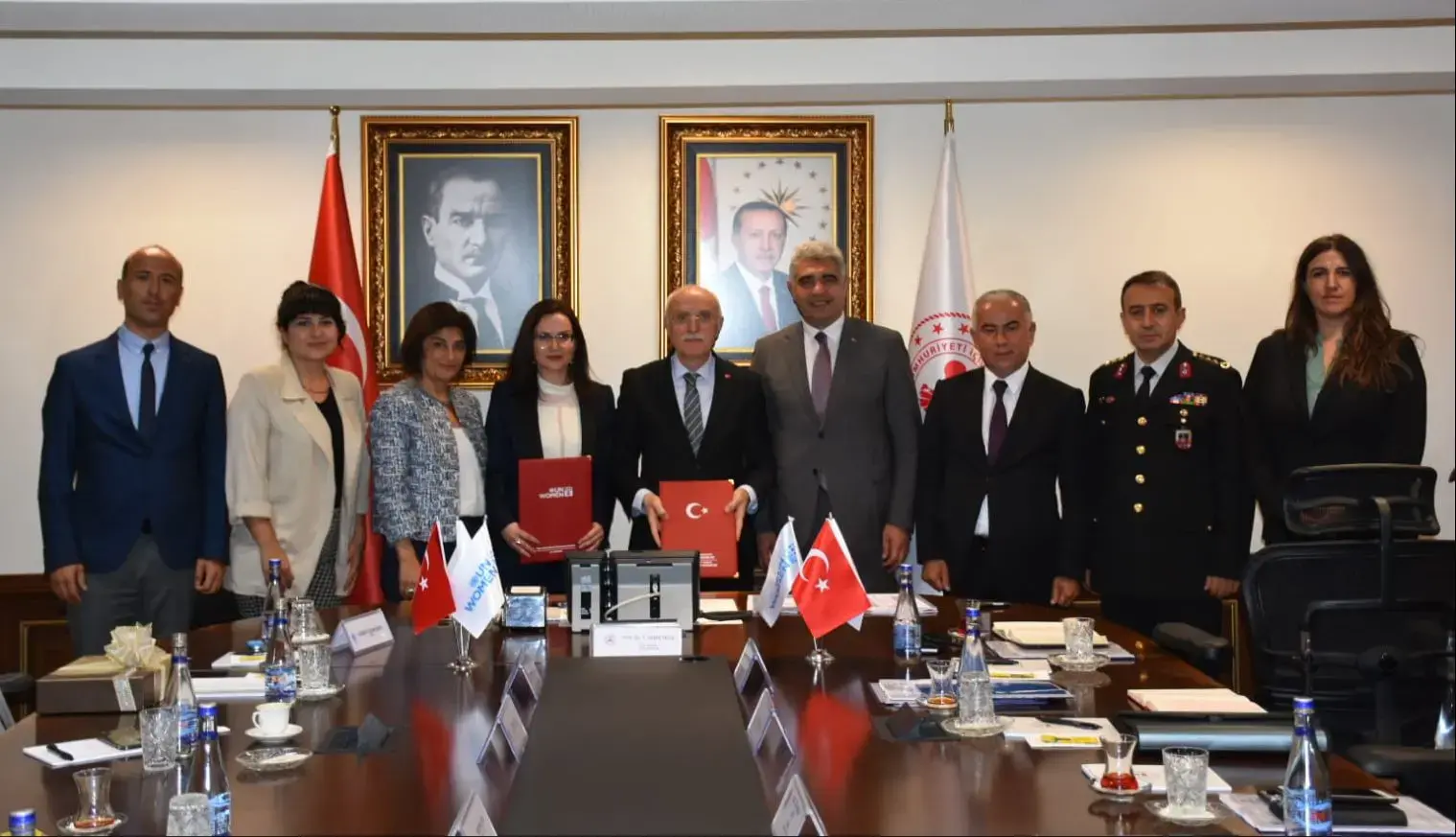 BM Kadın Birimi Türkiye Ofisi ve Türkiye Cumhuriyeti İçişleri Bakanlığı kadınlara yönelik şiddeti sona erdirmek için birlikte çalışacak. Fotoğraf: T.C. İçişleri Bakanlığı