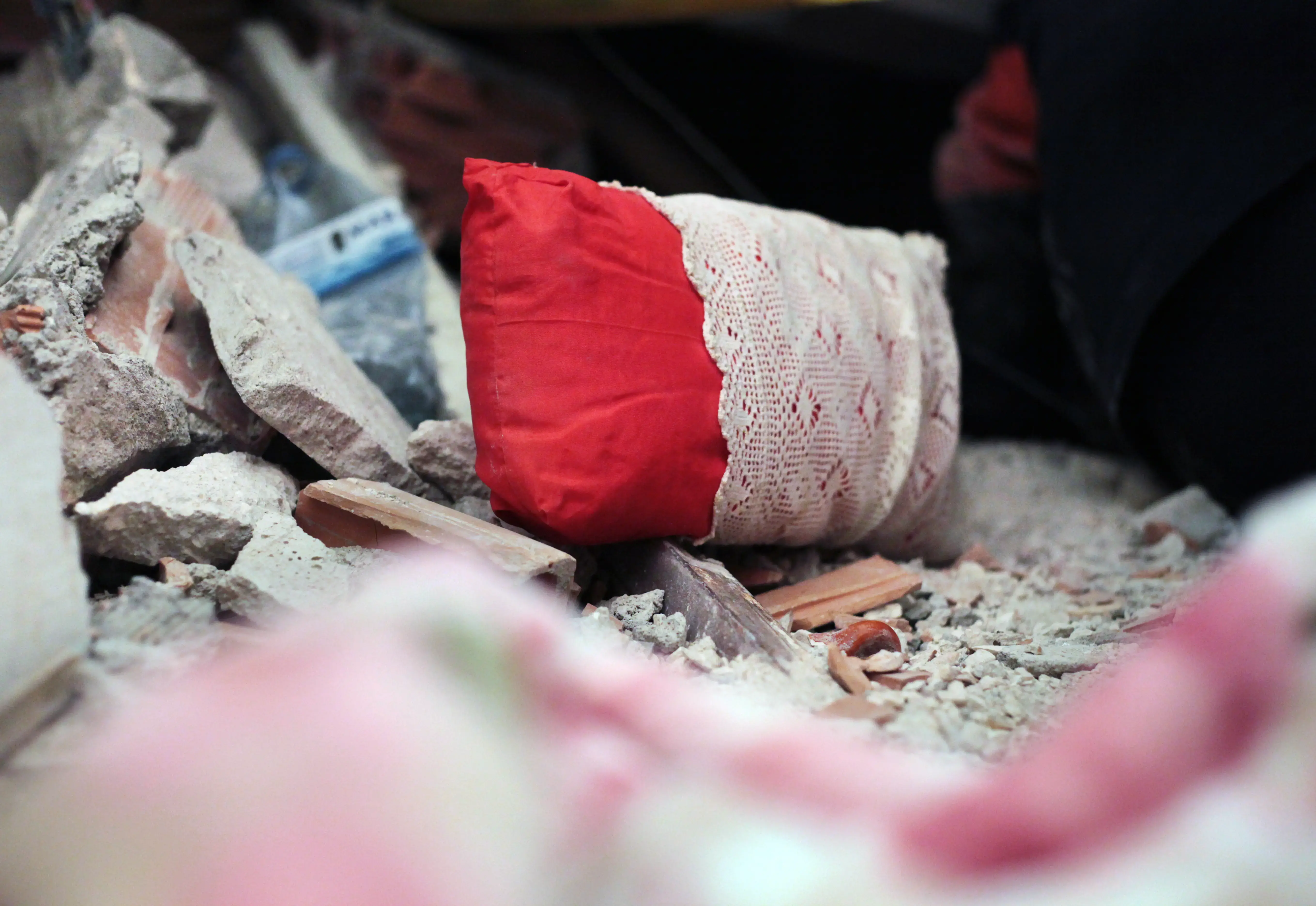 Remnants of a collapsed building in Hatay, Türkiye. Photo: Özge Ergin.