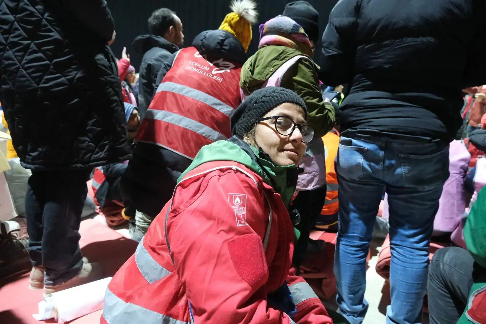 Dilay Duman, depremden sonra Hatay’da kurulan bir depoda gönüllü olarak çalışıyor. Fotoğraf: Dilay Duman