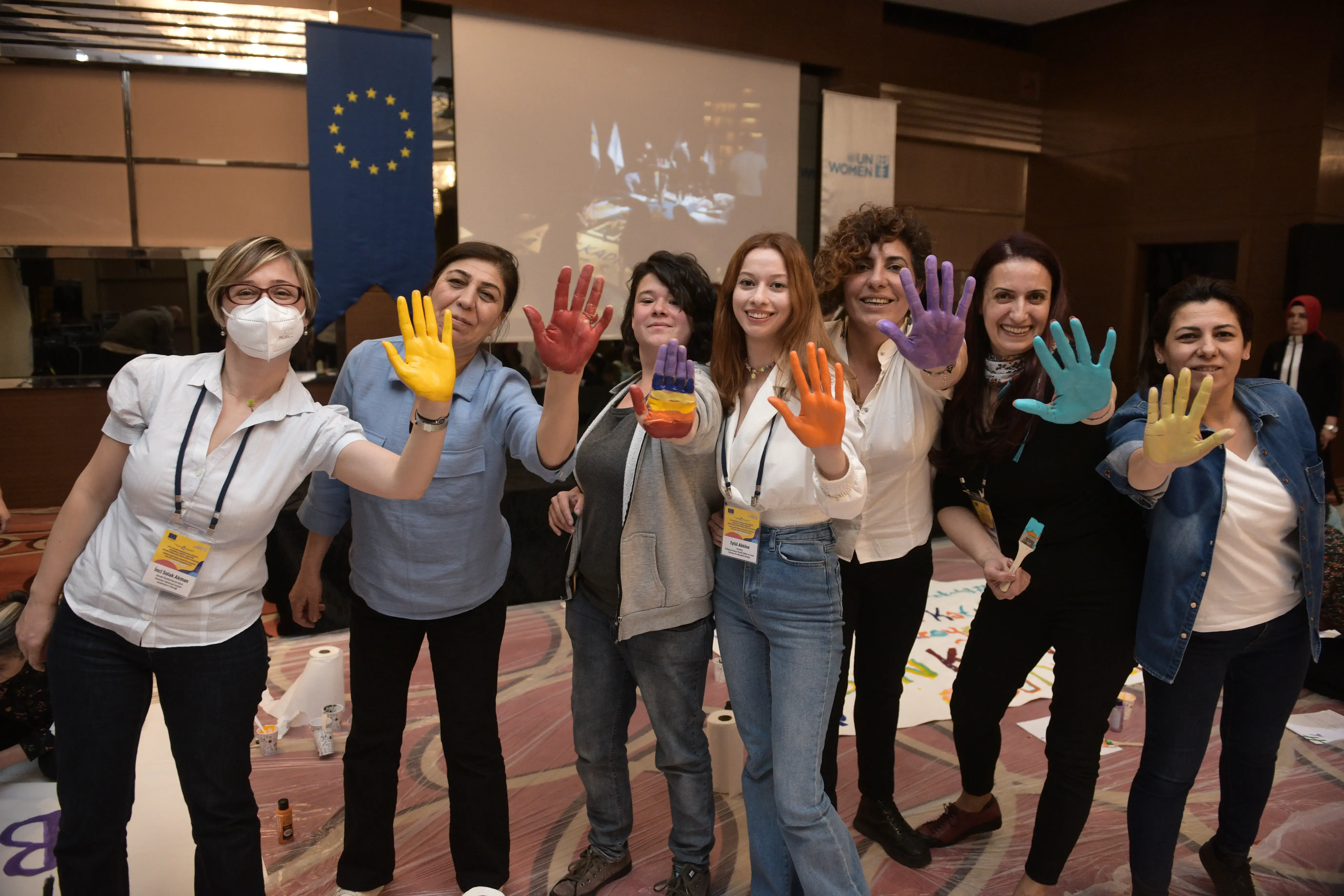 Kadın aktivistler yaratıcı boyama atölyesinde. Fotoğraf: UN Women