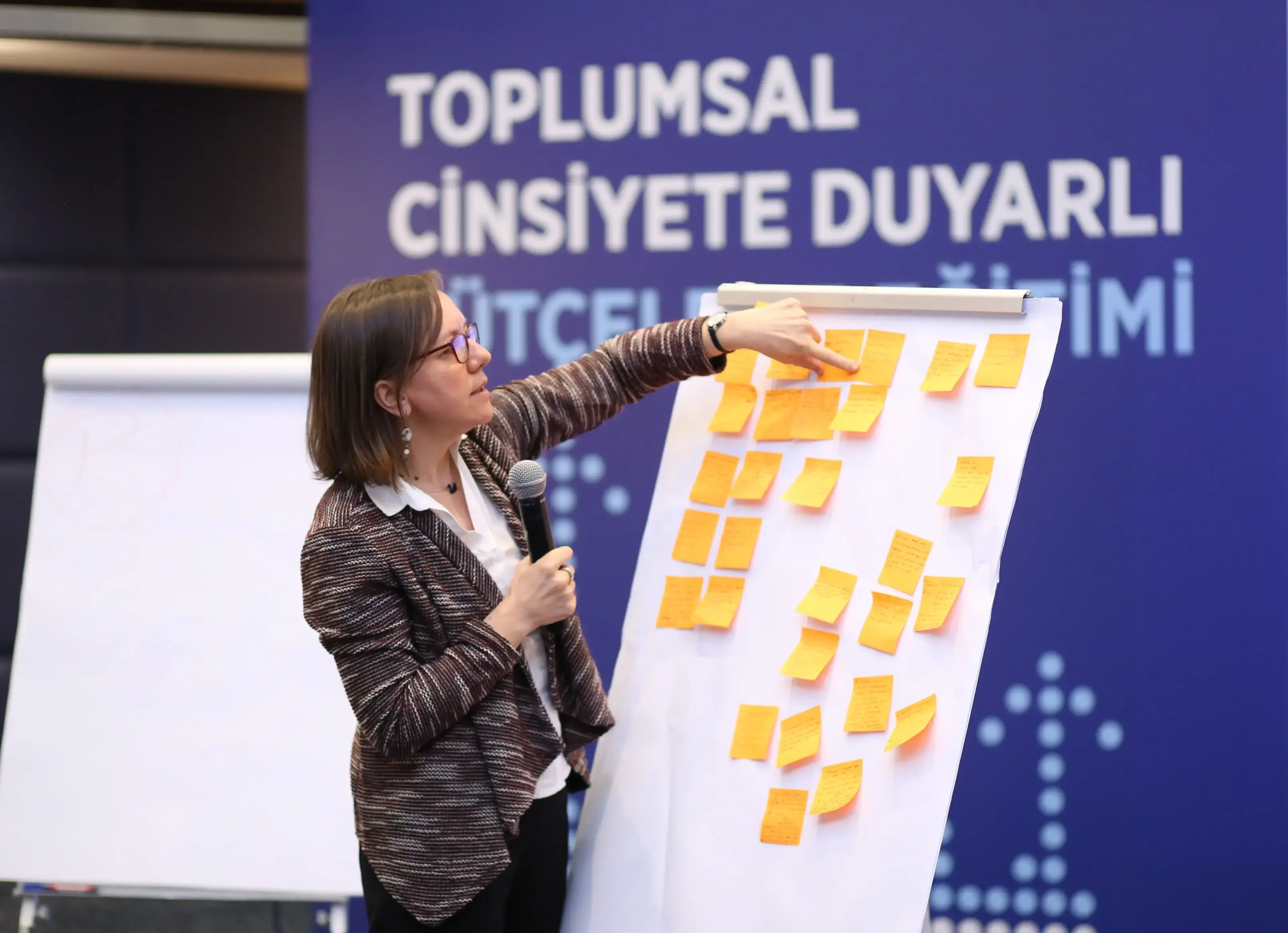 Doç. Dr. Emel Memiş ilçe belediyelerinde kadın erkek eşitliğine duyarlı bütçeleme eğitimlerini yürütüyor. Fotoğraf: BM Kadın Birimi.