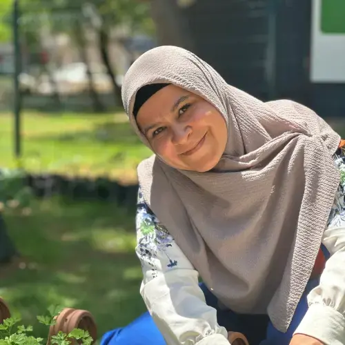 Nesrin Özdemir collects edible plants at the center’s garden. Photo: Ebru Demirel / UN Women