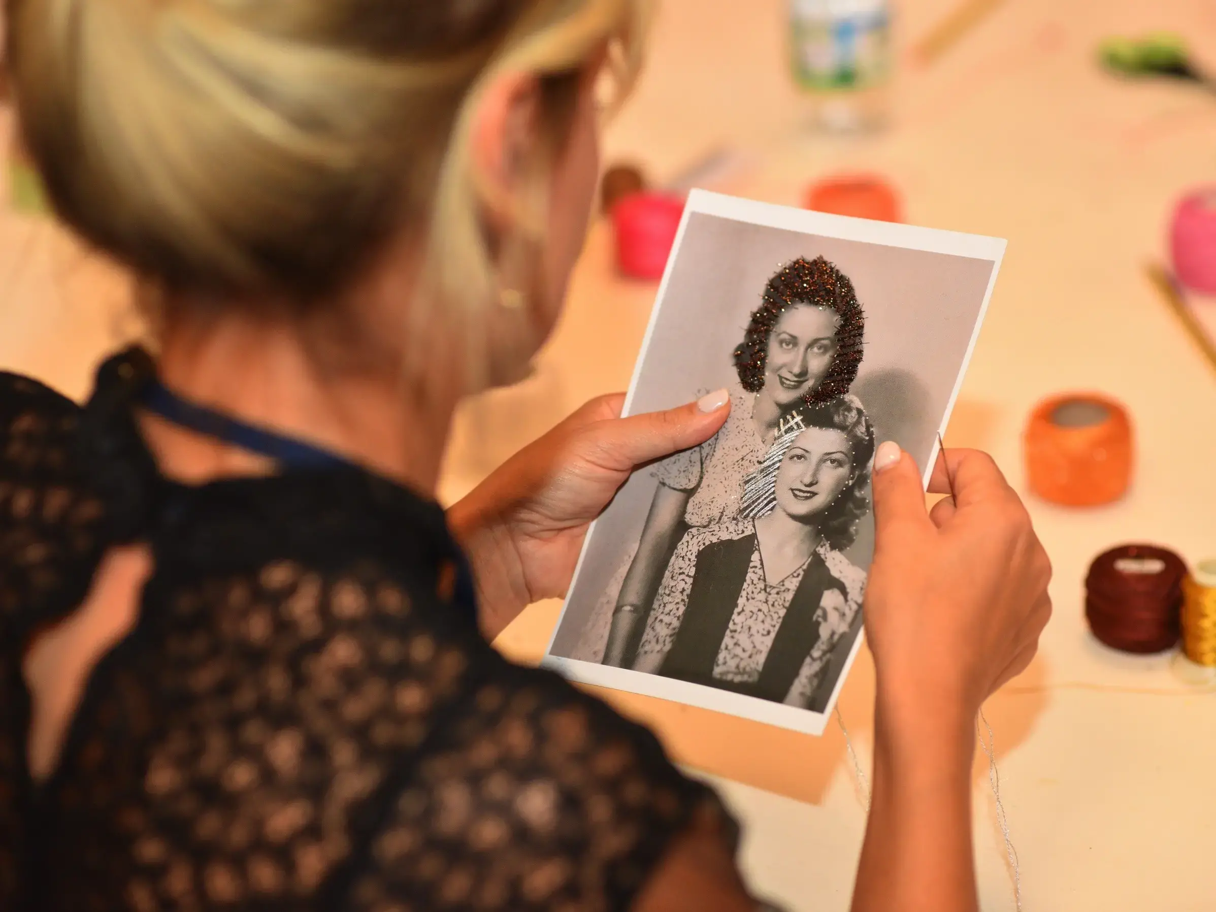 Activists, youth, and people from different backgrounds embroider old photos and share their own stories and memories during workshops facilitated by Damla Sandal, organized by UN Women Türkiye. Photo: Ender Baykuş/UN Women