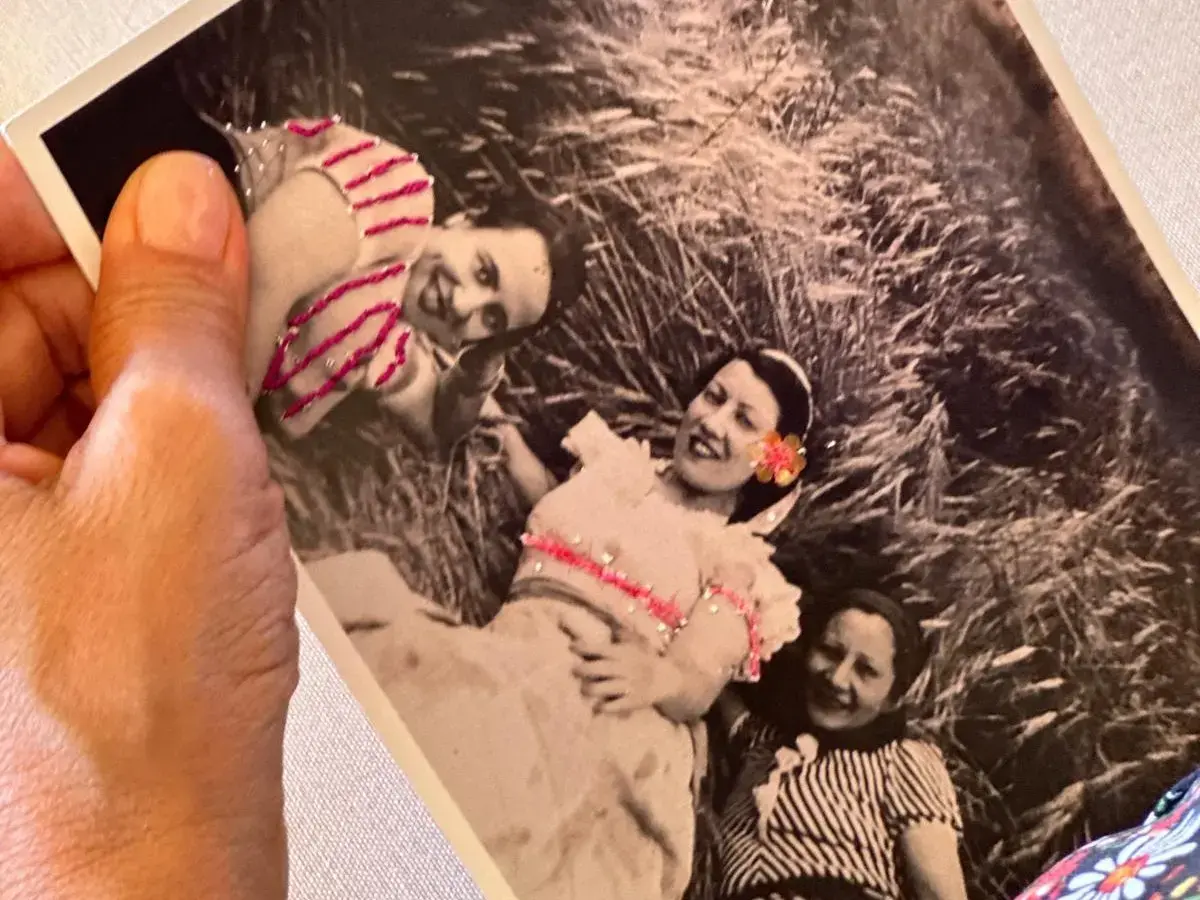 Activists, youth, and people from different backgrounds embroider old photos and share their own stories and memories during workshops facilitated by Damla Sandal, organized by UN Women Türkiye. Photo: Ender Baykuş/UN Women