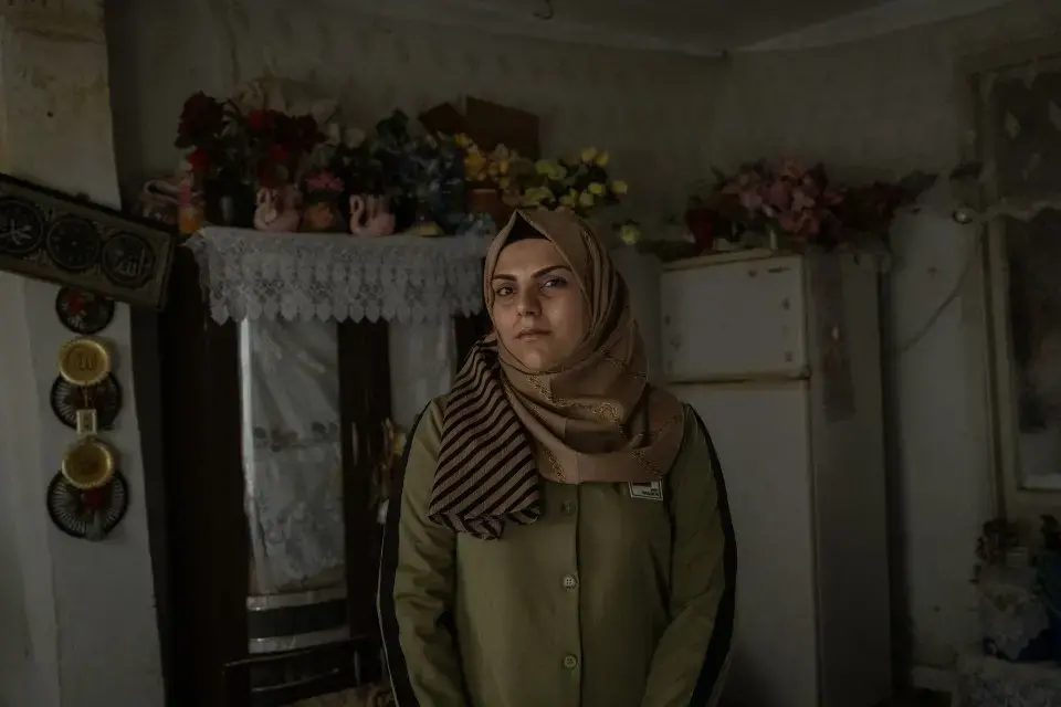 Adıyaman’da UN Women tarafından desteklenen toplumsal cinsiyet eşitliği temalı bir topluluk buluşmasına katılan Suriyeli bir kadın. Fotoğraf: UN Women, Ali Saltan